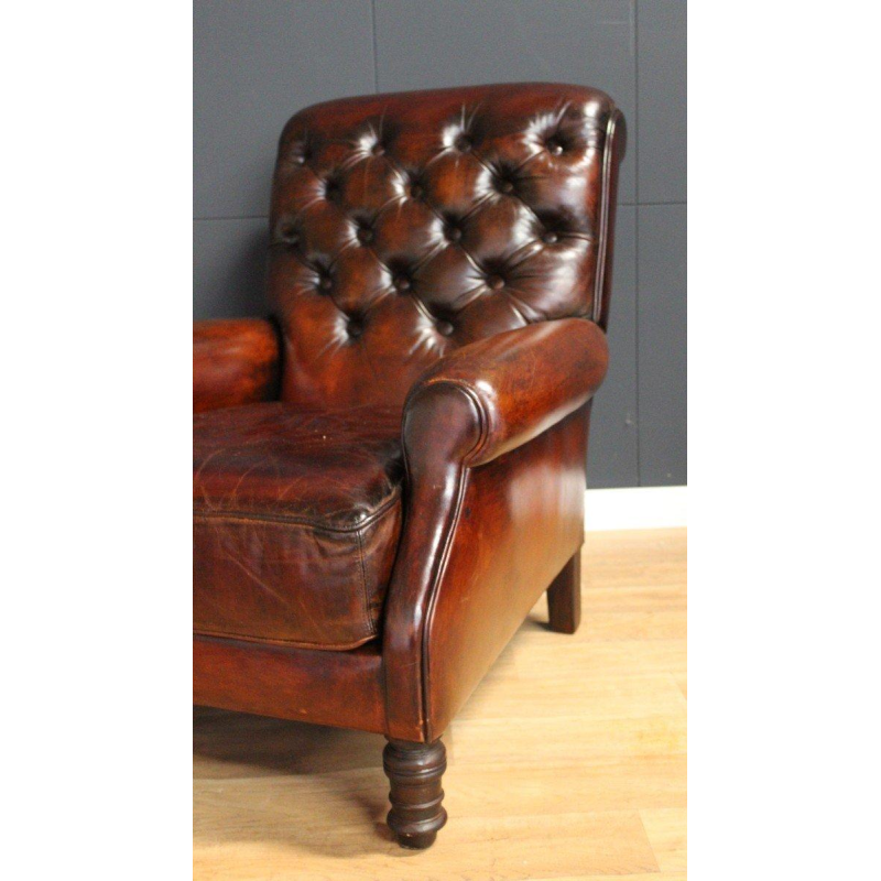 Paar gerestaureerde leren fauteuils uit het Château de Beauchêne in Saint-Saturnin-du-Limet, Frankrijk, circa 1880