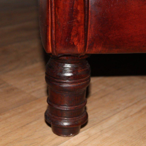 Paar gerestaureerde leren fauteuils uit het Château de Beauchêne in Saint-Saturnin-du-Limet, Frankrijk, circa 1880