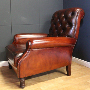 Paar gerestaureerde leren fauteuils uit het Château de Beauchêne in Saint-Saturnin-du-Limet, Frankrijk, circa 1880