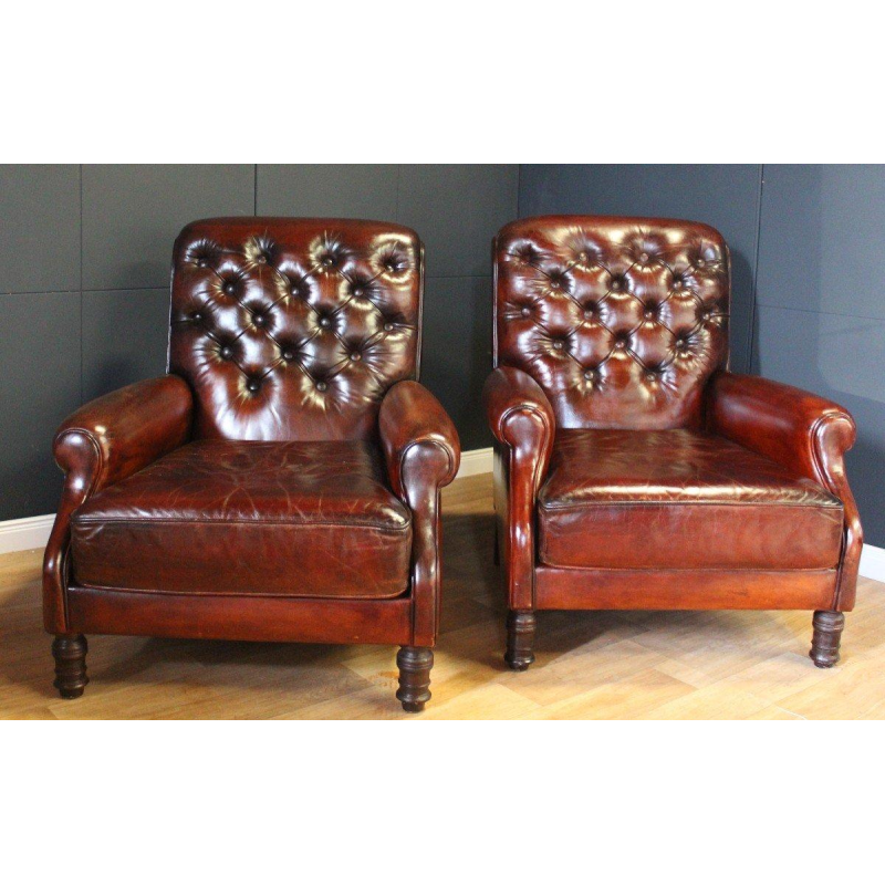 Paar gerestaureerde leren fauteuils uit het Château de Beauchêne in Saint-Saturnin-du-Limet, Frankrijk, circa 1880
