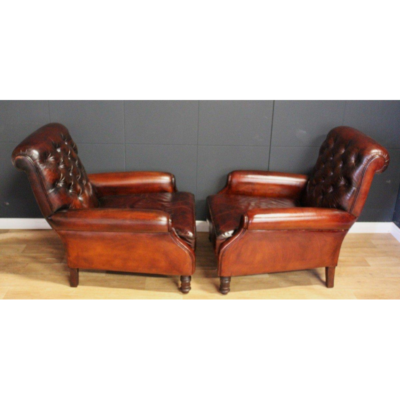 Paire de fauteuils en cuir restaurés du Château de Beauchêne à Saint-Saturnin-du-Limet, France ca 1880