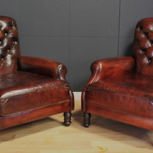 Paar gerestaureerde leren fauteuils uit het Château de Beauchêne in Saint-Saturnin-du-Limet, Frankrijk, circa 1880