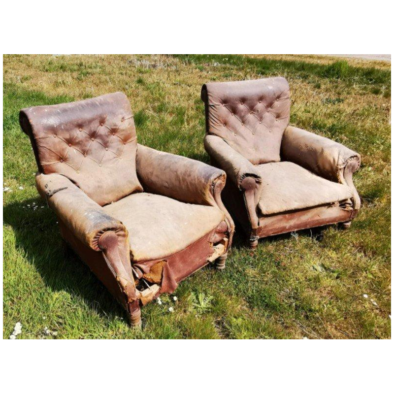 Paire de fauteuils en cuir restaurés du Château de Beauchêne à Saint-Saturnin-du-Limet, France ca 1880