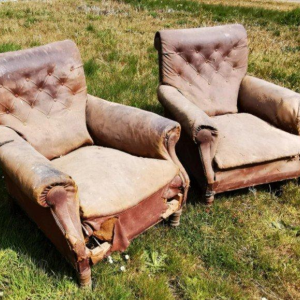 Paar gerestaureerde leren fauteuils uit het Château de Beauchêne in Saint-Saturnin-du-Limet, Frankrijk, circa 1880
