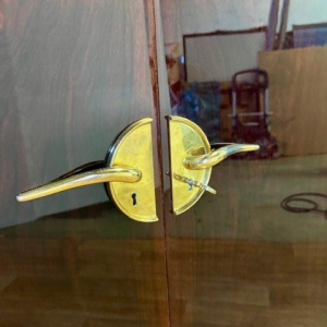 Vitrine ou bar Art Déco, placage et laiton poli, France vers 1930 - restauré