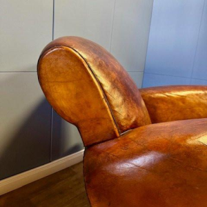 Fauteuil club classique Art Déco en cuir - France vers 1920