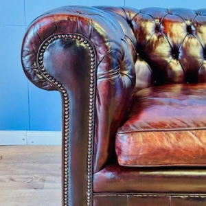 Engelse Chesterfield-tweezitsbank, origineel gepolijst leer, circa 1960/70