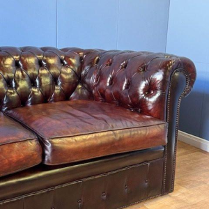 Engelse Chesterfield-tweezitsbank, origineel gepolijst leer, circa 1960/70
