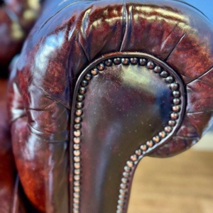 Engelse Chesterfield-tweezitsbank, origineel gepolijst leer, circa 1960/70