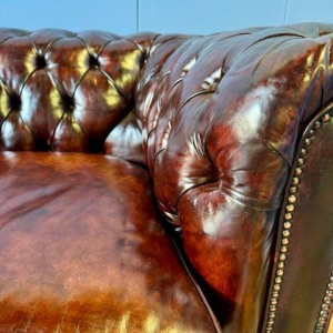 Two-seater English Chesterfield sofa, original polished leather, circa 1960/70