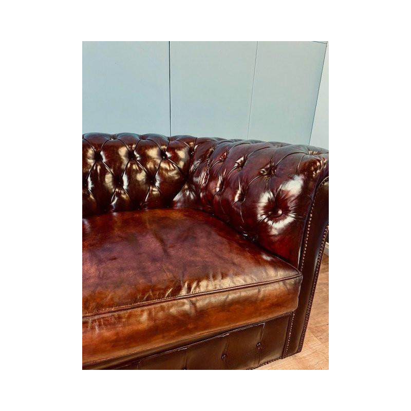 Canapé Chesterfield deux places anglais, cuir d'origine poli, vers 1960/70