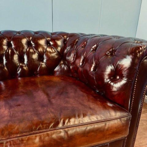 Two-seater English Chesterfield sofa, original polished leather, circa 1960/70