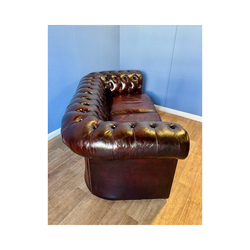 Two-seater English Chesterfield sofa, original polished leather, circa 1960/70