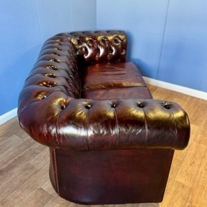 Canapé Chesterfield deux places anglais, cuir d'origine poli, vers 1960/70