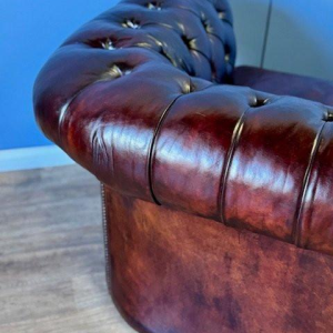 Canapé Chesterfield deux places anglais, cuir d'origine poli, vers 1960/70