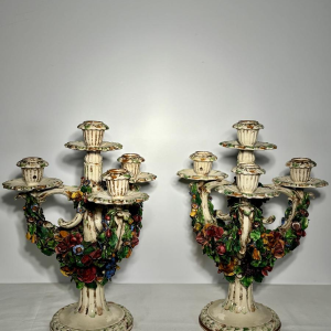 Paar keramische 'fiori applicati' kandelaars uit Bassano, Italië - 1920/1940