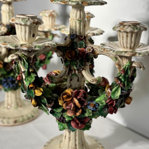 Paar keramische 'fiori applicati' kandelaars uit Bassano, Italië - 1920/1940