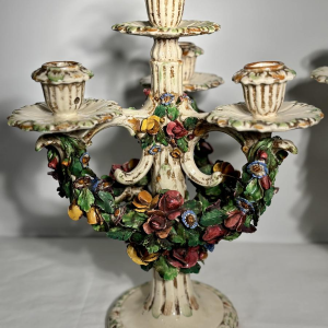 Paar keramische 'fiori applicati' kandelaars uit Bassano, Italië - 1920/1940