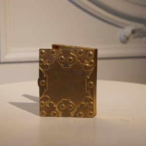Line Vautrin, verguld bronzen doosje met geciseleerd bas-reliëfdecor, Frankrijk ca. 1950