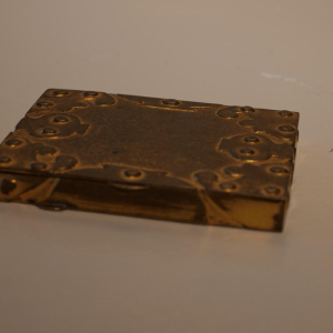 Line Vautrin, verguld bronzen doosje met geciseleerd bas-reliëfdecor, Frankrijk ca. 1950