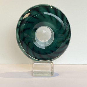 Alfred Collard, sculptuur "Disc" in helder kristal, drievoudig uitgevoerd in wit en groen