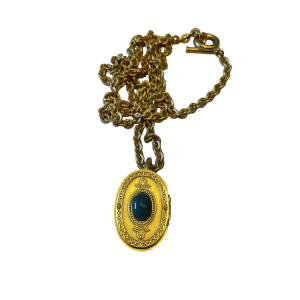 Karl Lagerfeld, collier & pendentif médaillon doré cabochon vert, intérieur émaillé rouge