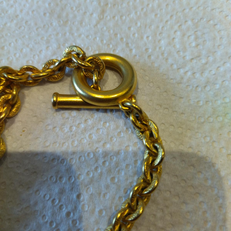 Karl Lagerfeld, collier & pendentif médaillon doré cabochon vert, intérieur émaillé rouge