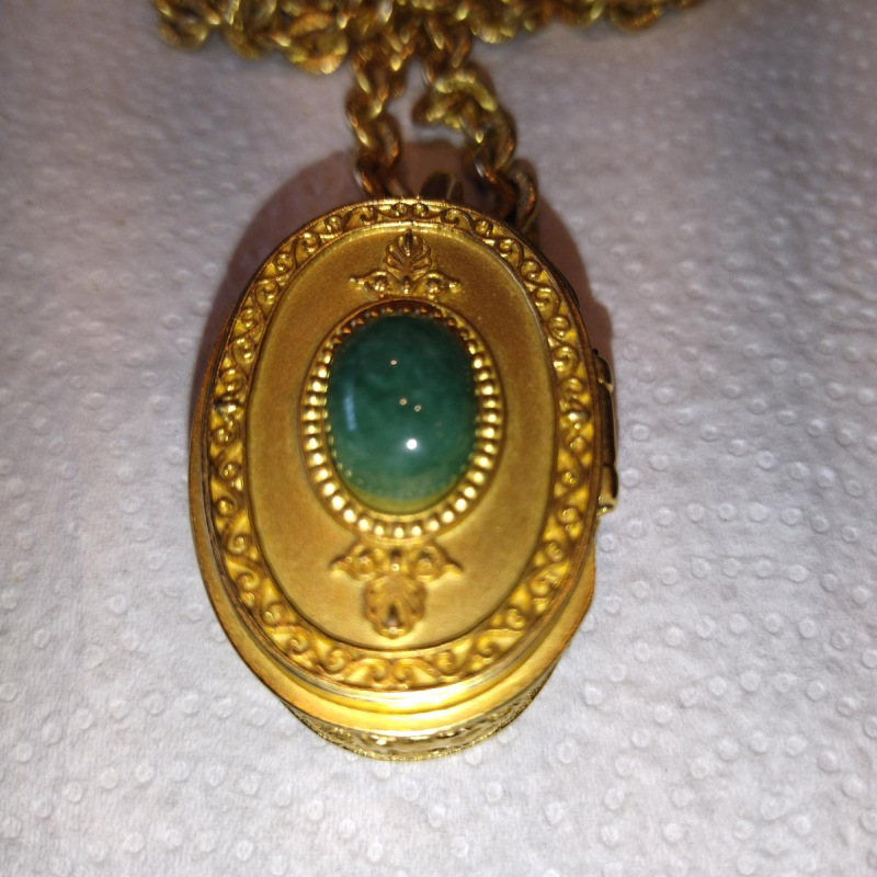 Karl Lagerfeld, collier & pendentif médaillon doré cabochon vert, intérieur émaillé rouge