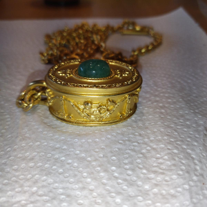 Karl Lagerfeld, collier & pendentif médaillon doré cabochon vert, intérieur émaillé rouge