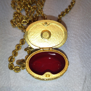 Karl Lagerfeld, ketting & hanger, verguld medaillon met groene cabochon, rode emaille binnenkant