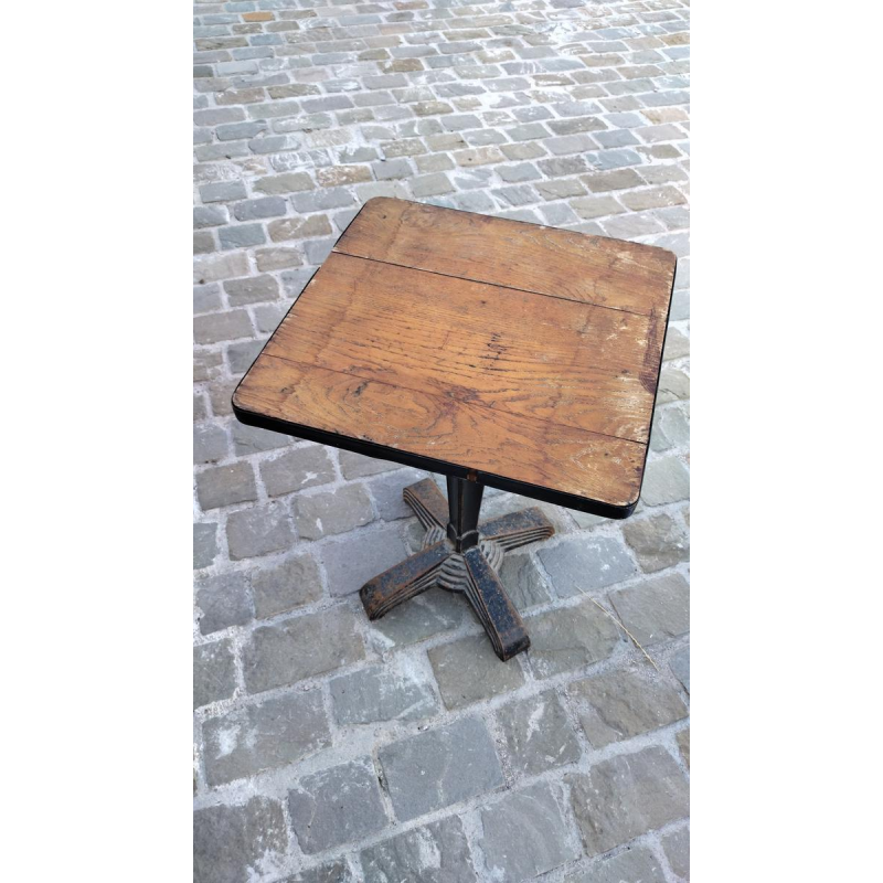 Table de bistrot estampillée Louis Vuitton, époque 1920