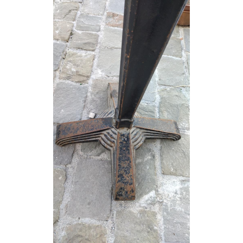 Table de bistrot estampillée Louis Vuitton, époque 1920