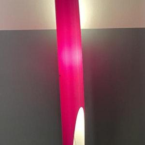 Mario Rusconi Clerici voor KDLN, Sakti 200 fuschia lamp, plexiglas, 2001