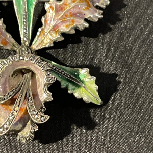 Massief zilveren geëmailleerde 'Orchidee of Iris bloem' broche, midden 20e eeuw