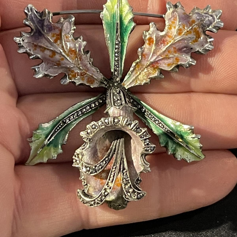 Broche ' Fleur Orchidée ou Iris ' en argent massif émaillé, milieu 20ème siècle