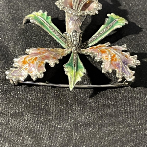 Massief zilveren geëmailleerde 'Orchidee of Iris bloem' broche, midden 20e eeuw