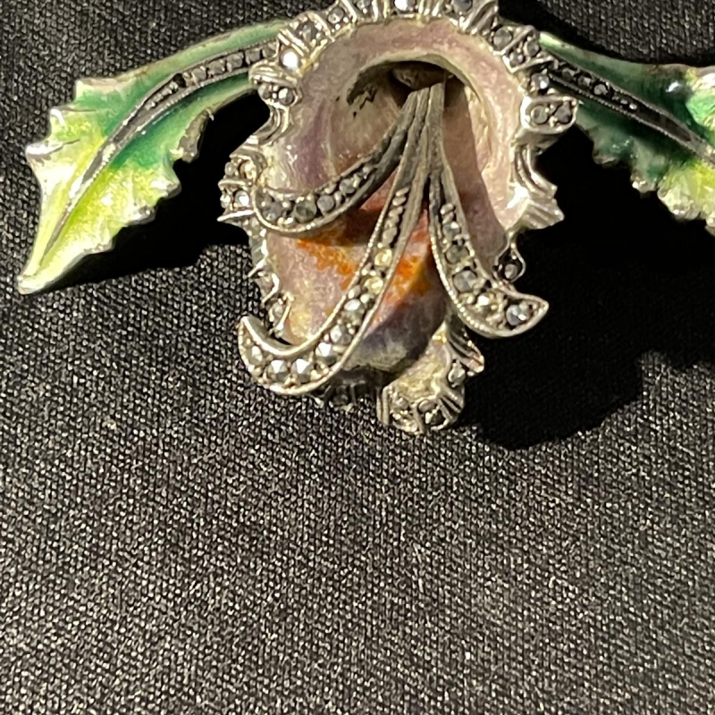Broche ' Fleur Orchidée ou Iris ' en argent massif émaillé, milieu 20ème siècle