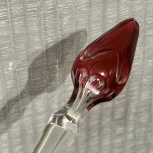 Val Saint Lambert, Carafe en cristal taillé incolore doublé rouge