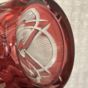 Val Saint Lambert, Carafe en cristal taillé incolore doublé rouge