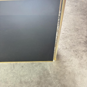 Console Hollywood Regency en plexiglass, laiton et miroir noir