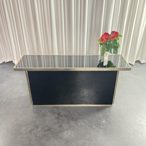 Console Hollywood Regency en plexiglass, laiton et miroir noir