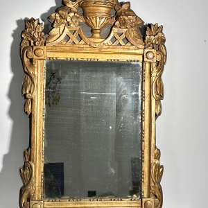 Spiegel met een fronton van hout en verguld stucwerk - Lodewijk XVI-periode - 18e eeuw