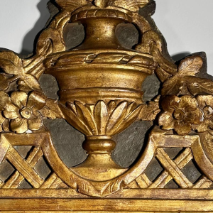 Spiegel met een fronton van hout en verguld stucwerk - Lodewijk XVI-periode - 18e eeuw