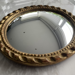 Miroir "oeil de sorcière" circulaire en bois sculpté doré