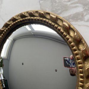 Miroir "oeil de sorcière" circulaire en bois sculpté doré