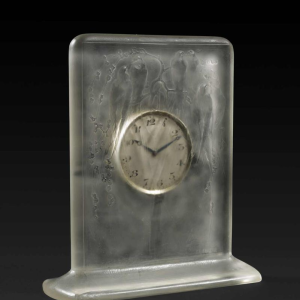 Pendulette 8 dagen “VIER PARKIETEN'” (1920) van RENE LALIQUE (1860-1945)
