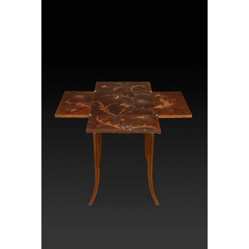 Emile Gallé, table à jeux Art Nouveau en noyer, marqueterie et placage, décor floral et chardons