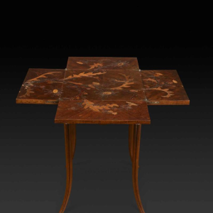 Emile Gallé, table à jeux Art Nouveau en noyer, marqueterie et placage, décor floral et chardons