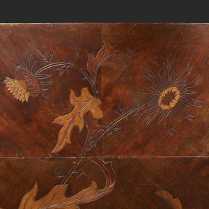 Emile Gallé, Art Nouveau notenhout speeltafel, inlegwerk en fineer, floraal decor en distels