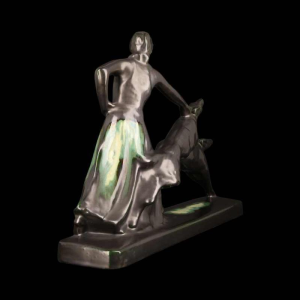 Faïencerie de Thulin “La Dame aux lévriers” geglazuurd aardewerk sculptuur, ca 1930